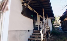 天然温泉付き プライベート空間 北アルプスの麓安曇野 貸切一棟貸 70型スクリーン完備 フモトノイエ